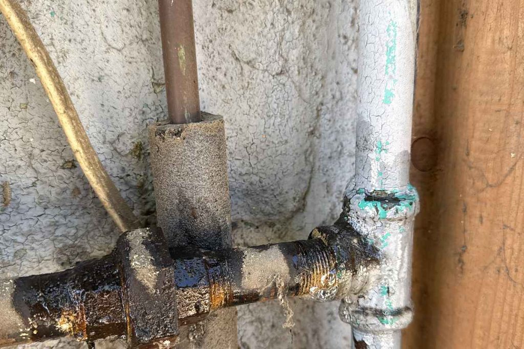 Gas line connection at the wall penetration