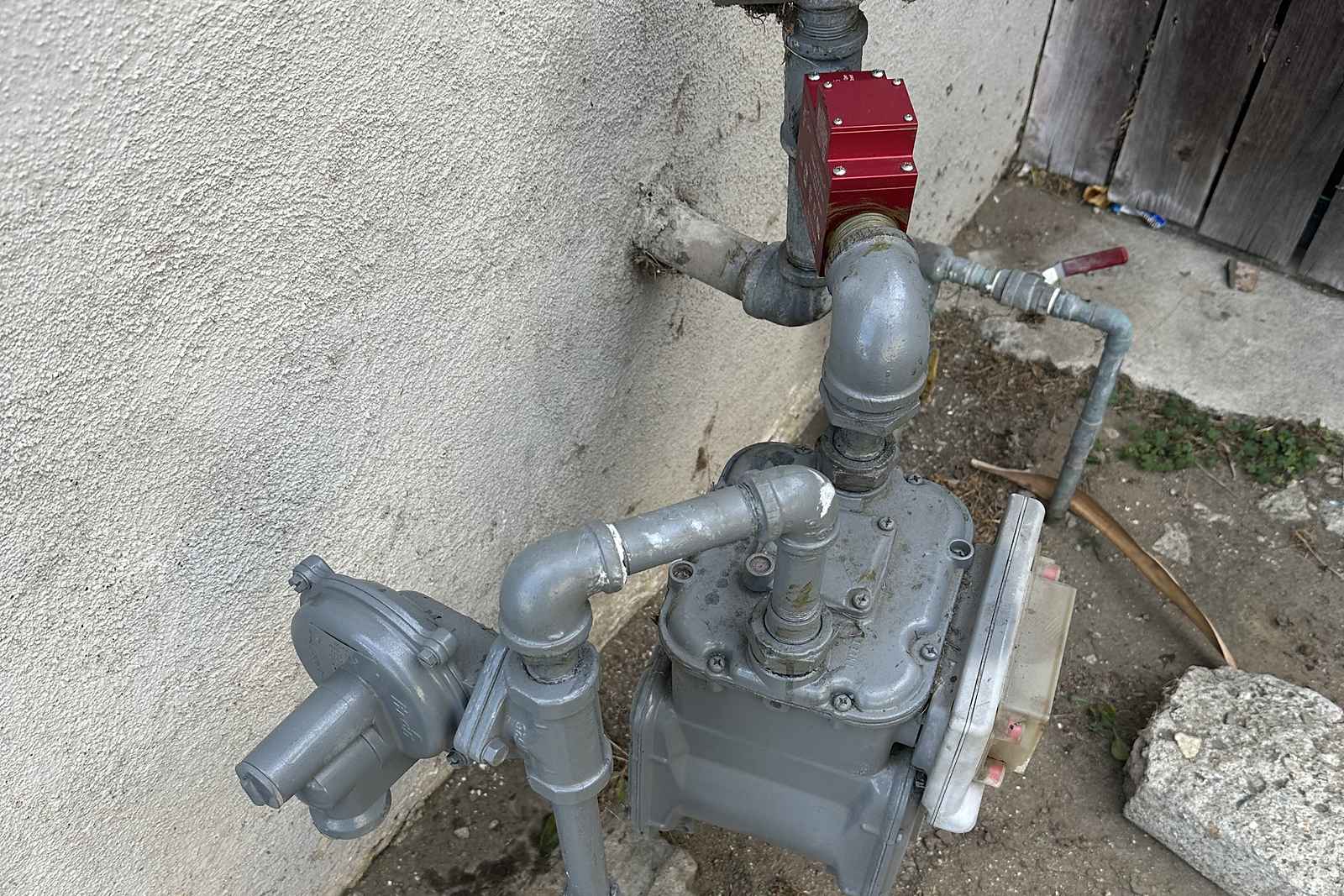 Gas meter fitted with an earthquake shut-off valve