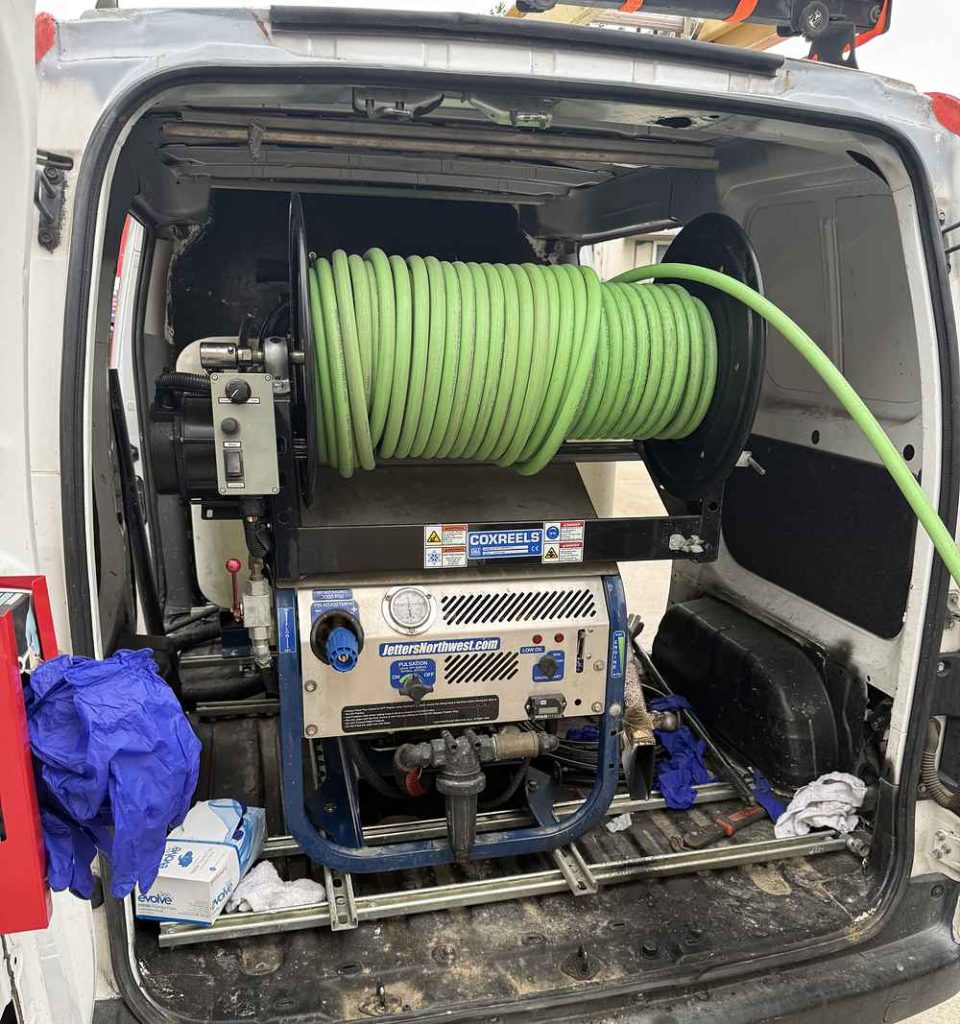 Hydro jetting unit and hose reel mounted in the service van