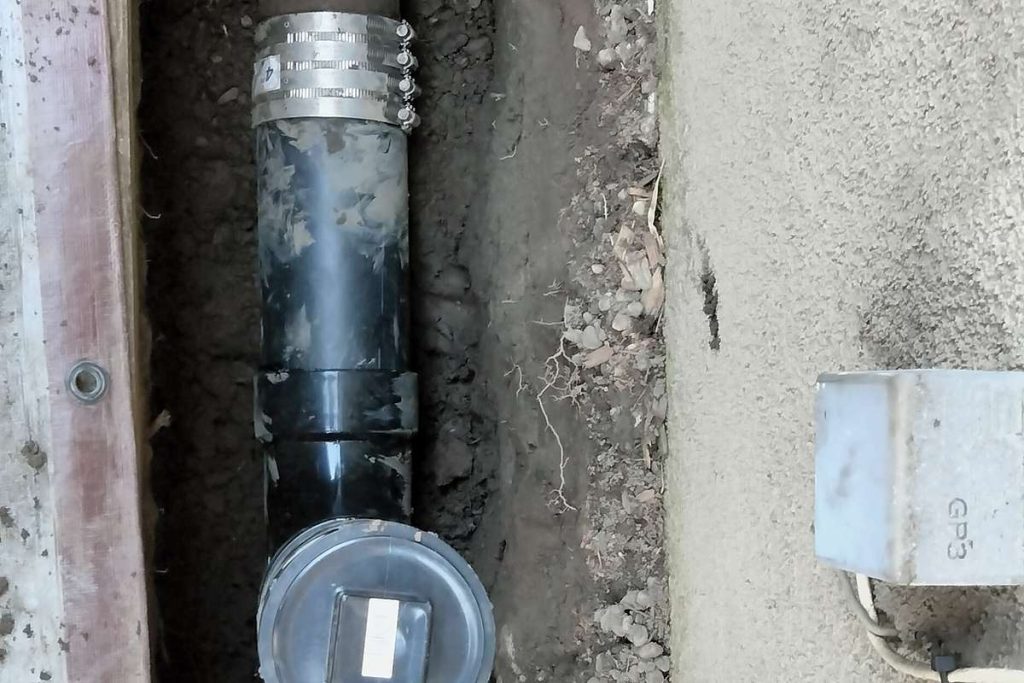 Backwater valve installed in a narrow sewer trench