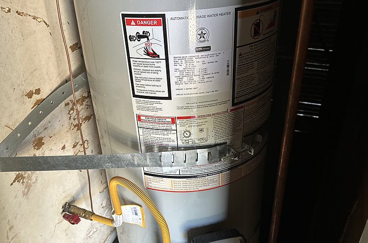 Water heater with a new gas connector in a tight space