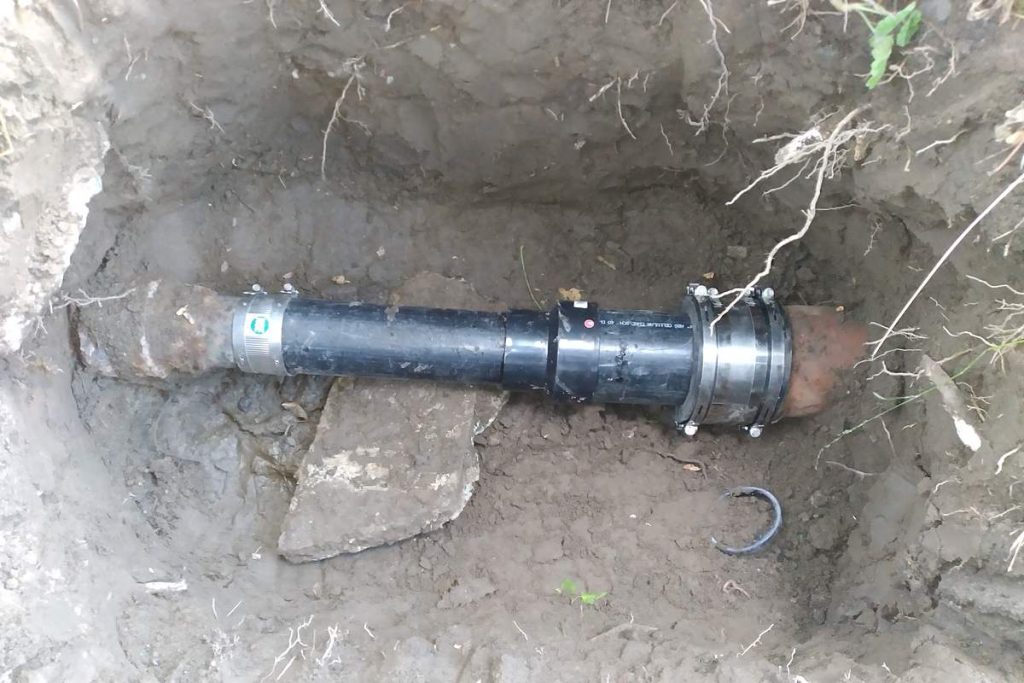 Repair coupling fitted on the buried water line